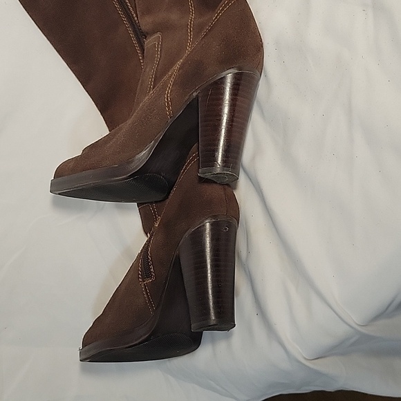 KAYA Brown Knee-High Suede Heeled Boot Side Zippers Stacked Wood Heel - Picture 6 of 9